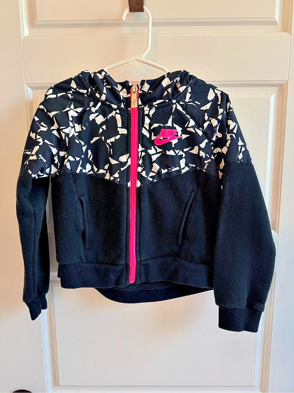 Nike Girls Size 5 Black Pink Jacket Like New